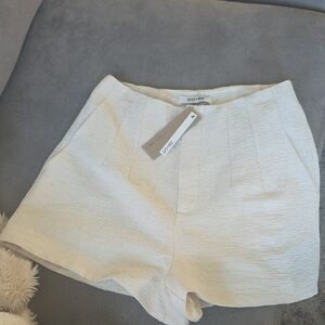 DO+BE high-waisted pleated shorts in an off-white or ivory textured fabric